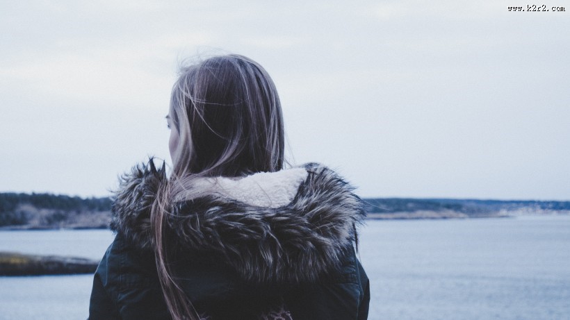背对镜头拍照的女孩图片