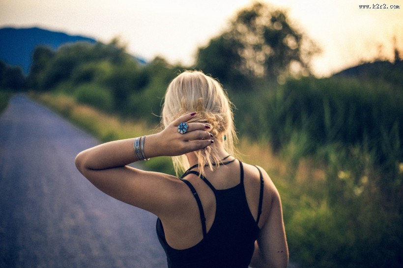 背对镜头拍照的女孩图片