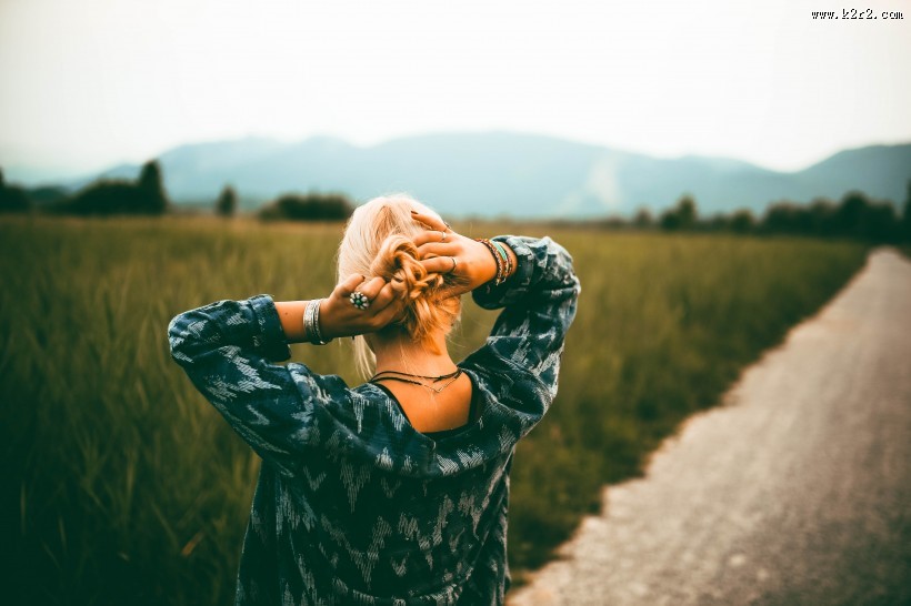 背对镜头拍照的女孩图片