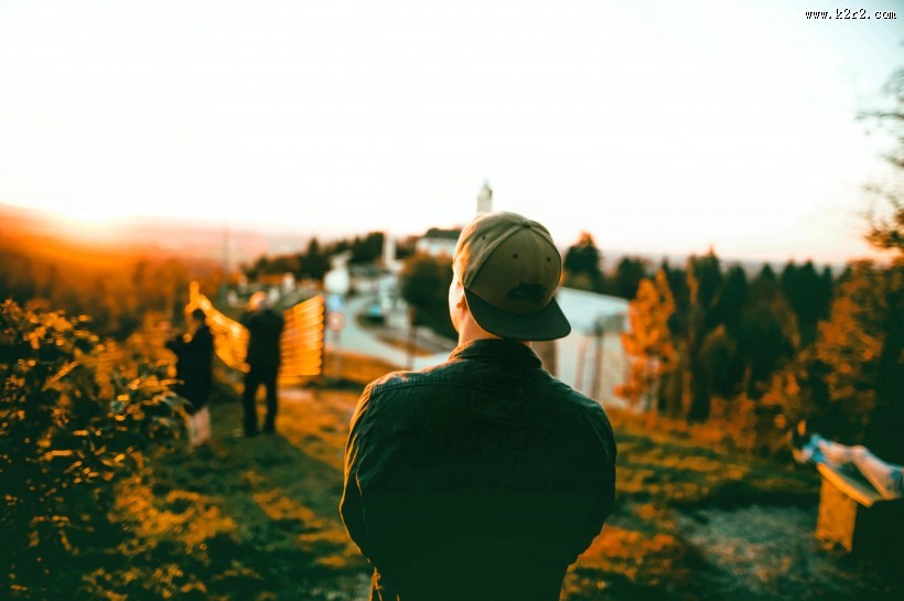 背对镜头戴着帽子的男孩图片