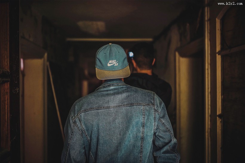 背对镜头戴着帽子的男孩图片