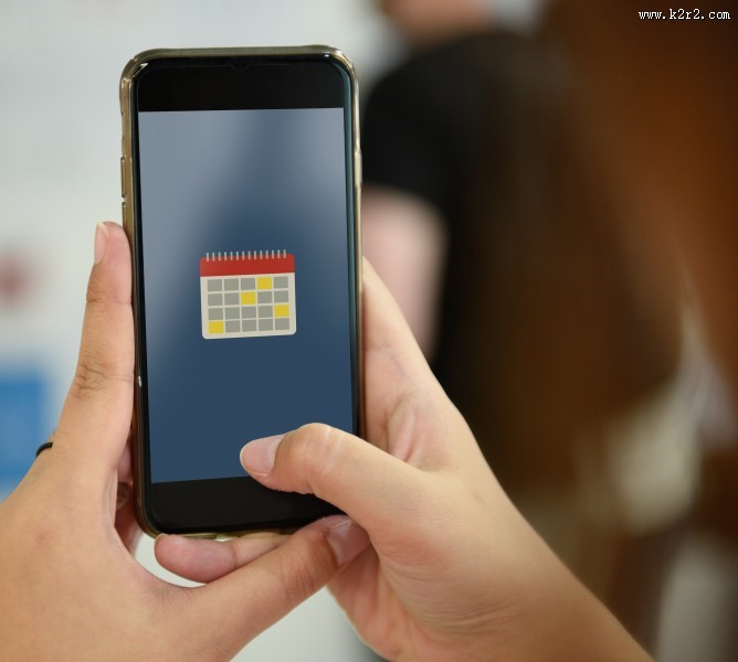 使用手机的人图片