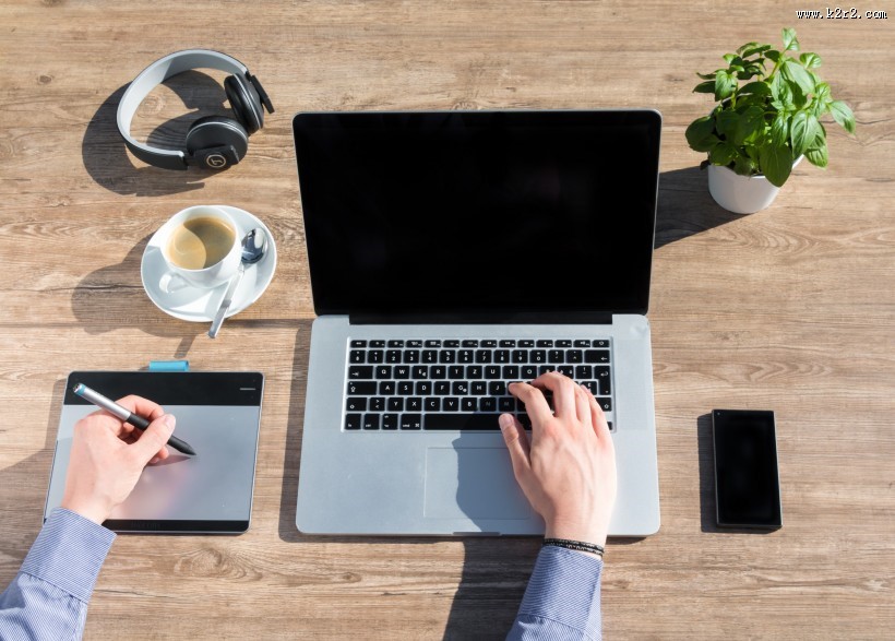 使用笔记本的人图片