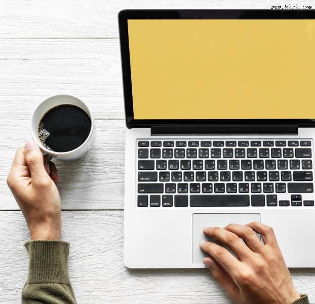 使用笔记本的人图片