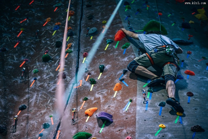 正在攀岩的人图片大全
