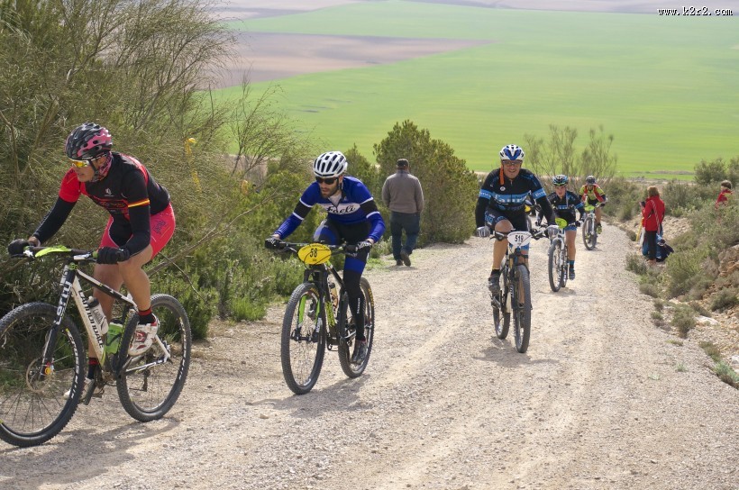 骑着山地自行车的人图片