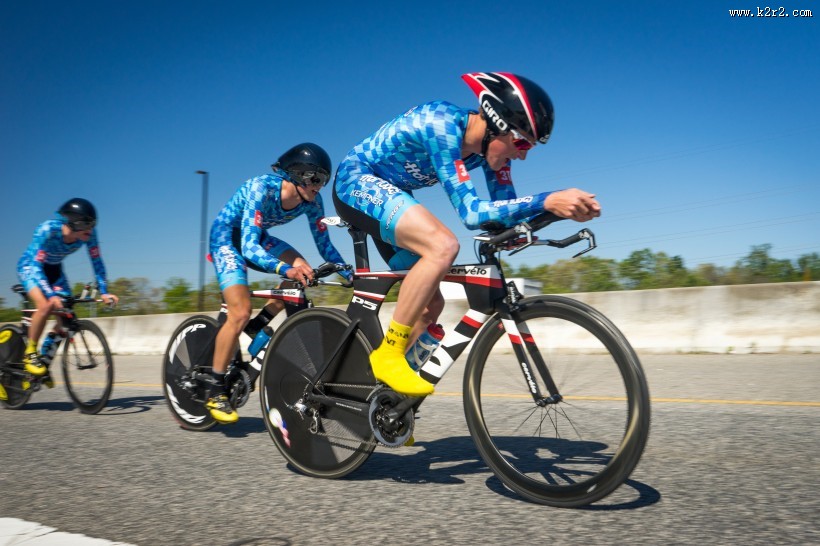骑着山地自行车的人图片