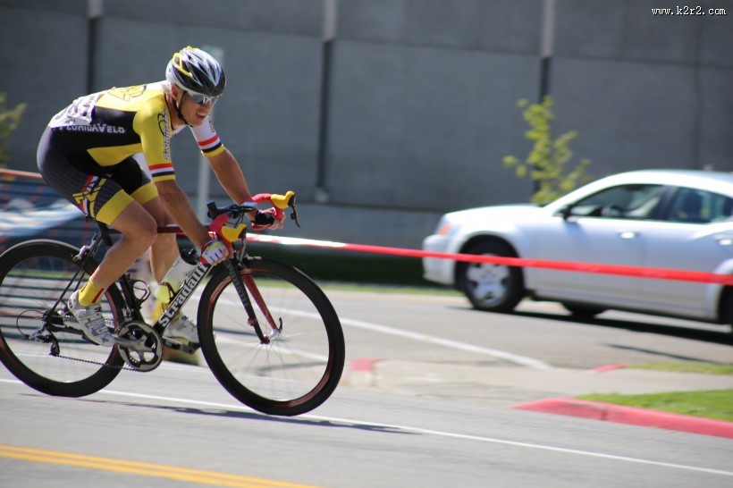 骑着山地自行车的人图片