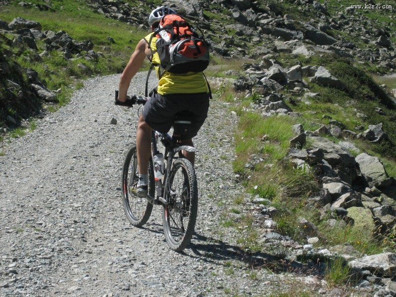 骑着山地自行车的人图片