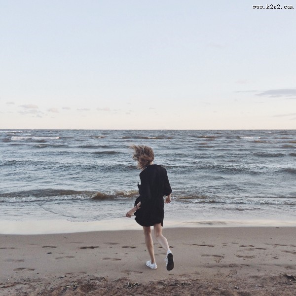 站在海边拍照的人图片