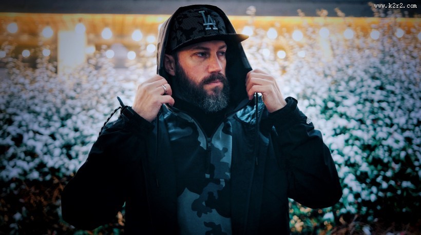 戴着棒球帽的男人图片