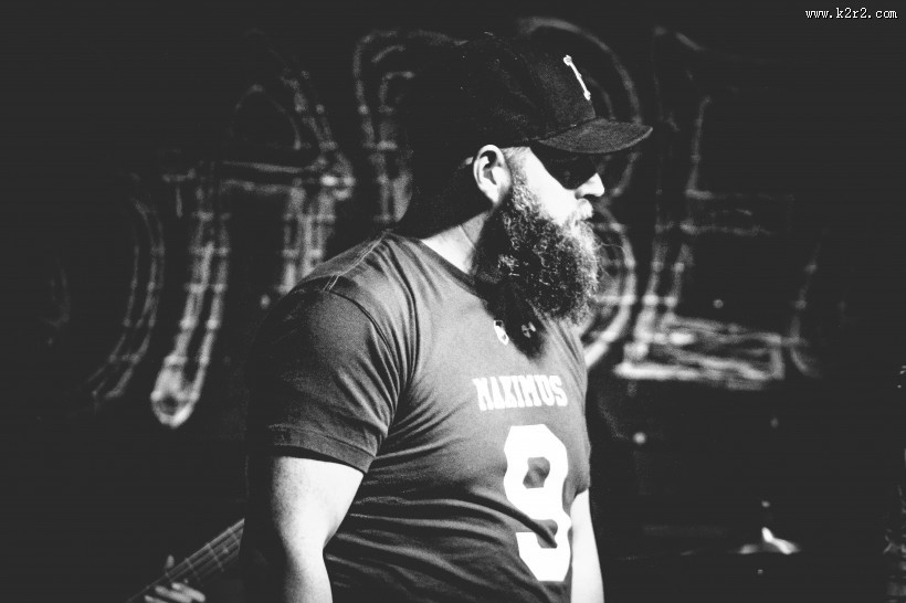 戴着棒球帽的男人图片