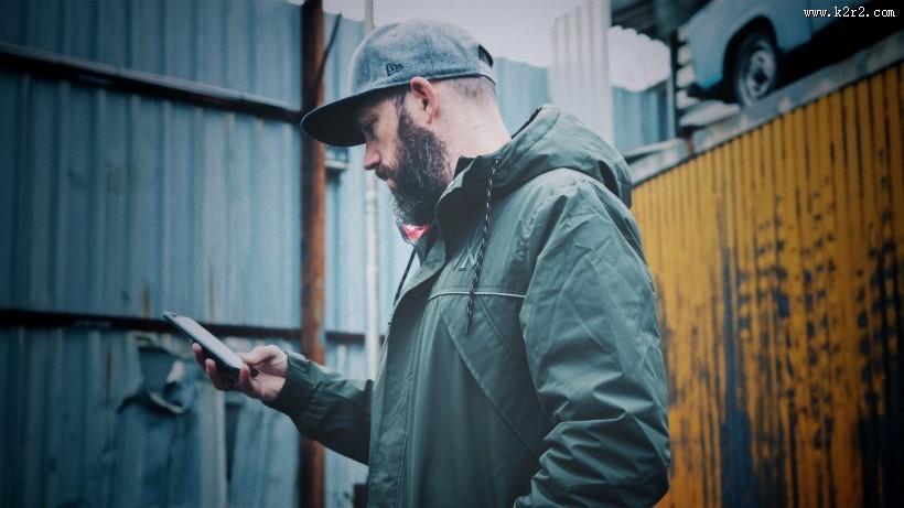 戴着棒球帽的男人图片