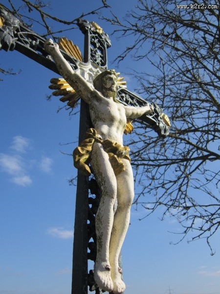 十字架上的耶稣图片