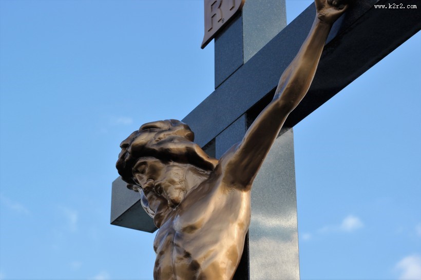 十字架上的耶稣图片