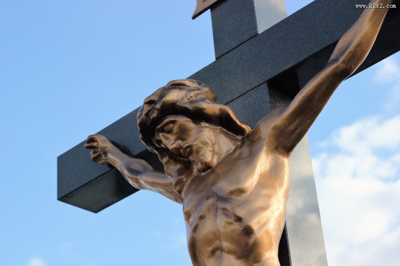 十字架上的耶稣图片