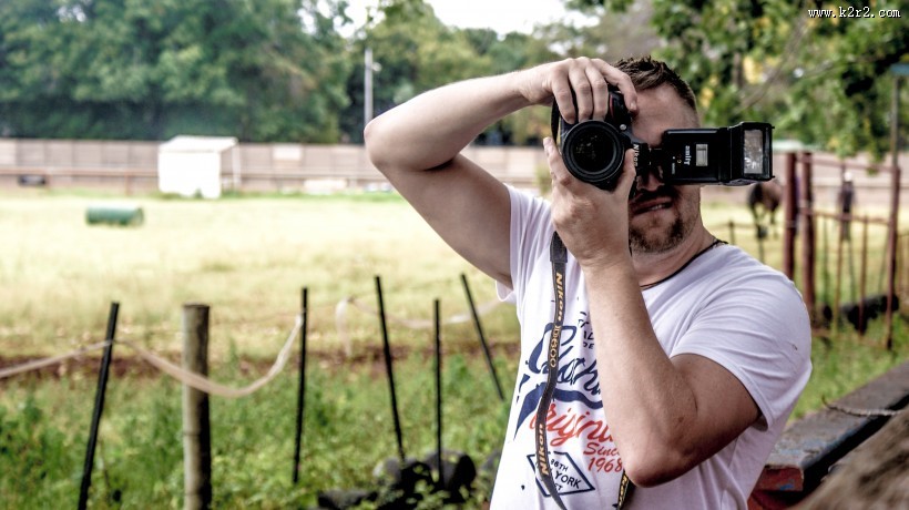 手拿相机拍照的男人图片