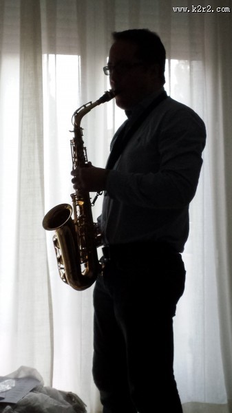吹奏萨克斯的人图片大全