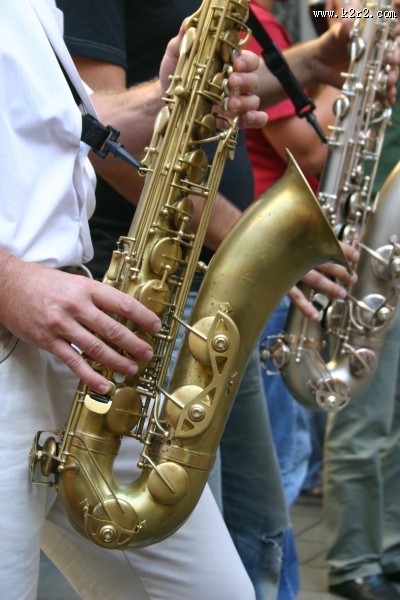 吹奏萨克斯的人图片大全