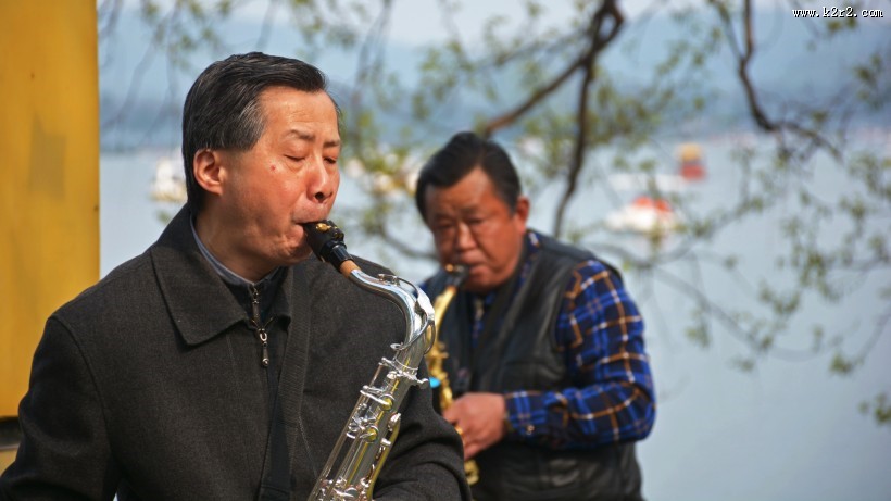 吹奏萨克斯的人图片大全