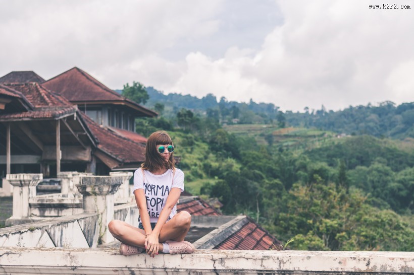 戴太阳镜的国外美女图片大全