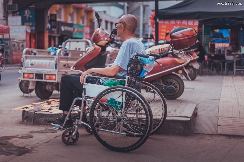 轮椅上的残疾人图片