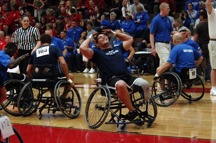 轮椅上的残疾人图片