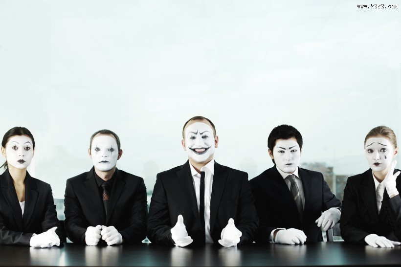 化妆成小丑的办公职员图片