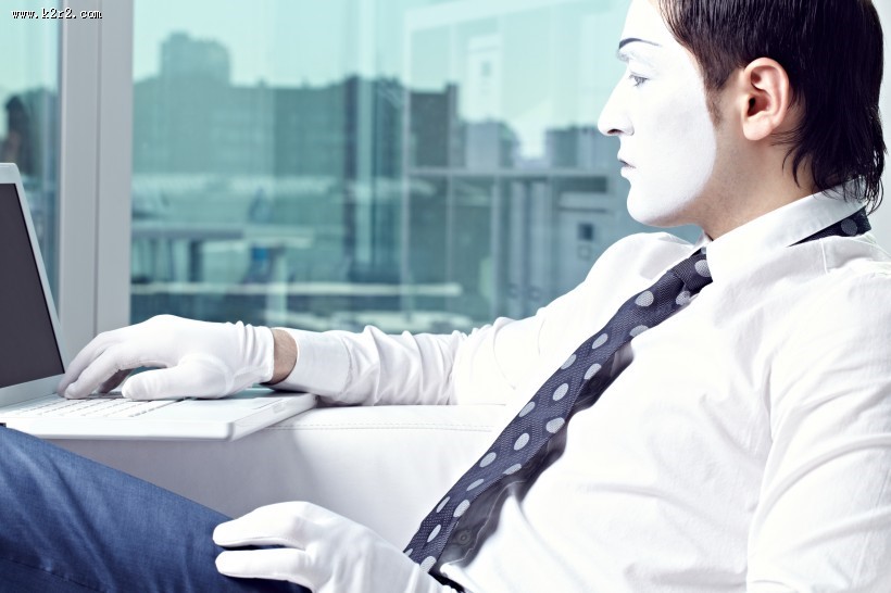 化妆成小丑的办公职员图片