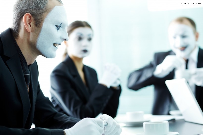 化妆成小丑的办公职员图片