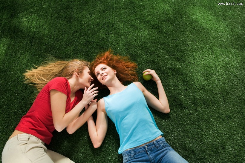 躺在草地上的年轻人图片