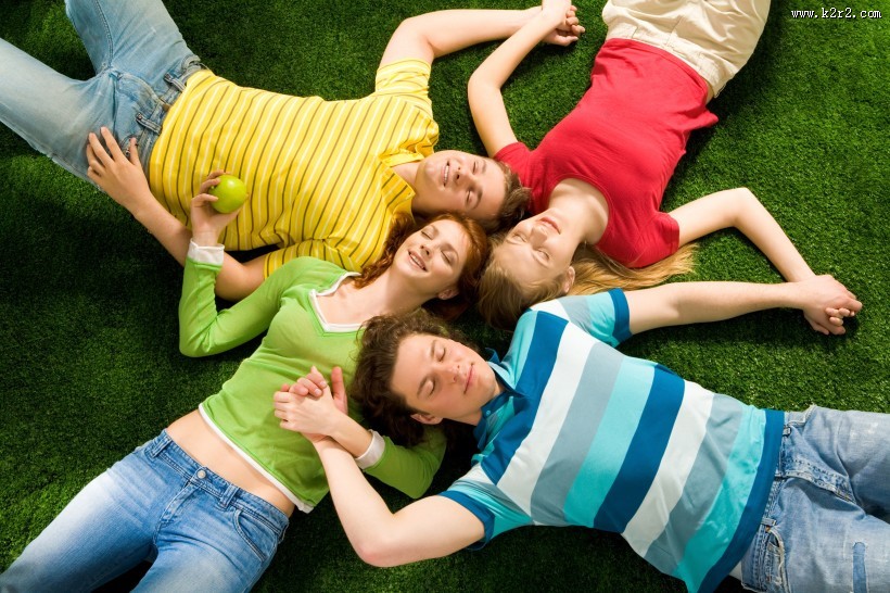 躺在草地上的年轻人图片