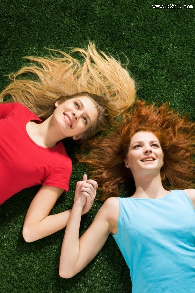 躺在草地上的年轻人图片