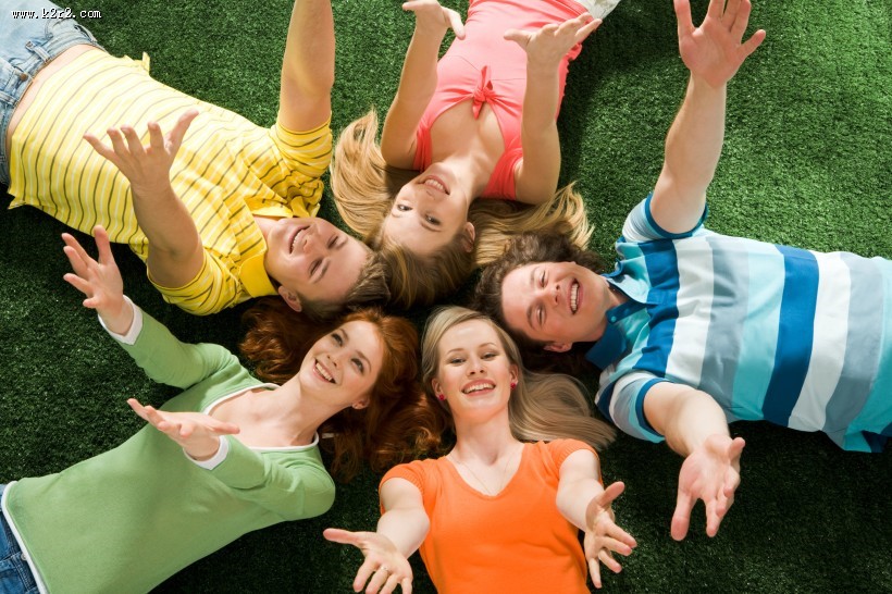 躺在草地上的年轻人图片