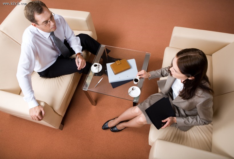 讨论工作的白领图片