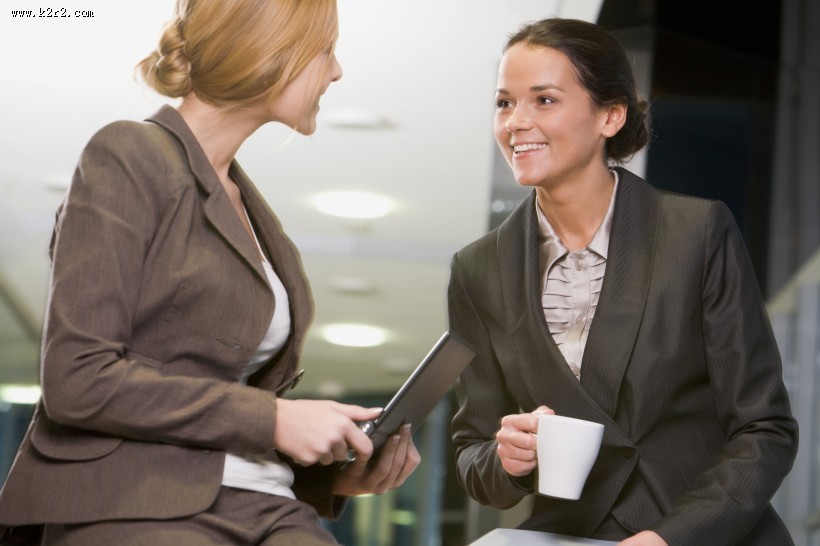 讨论工作的白领图片