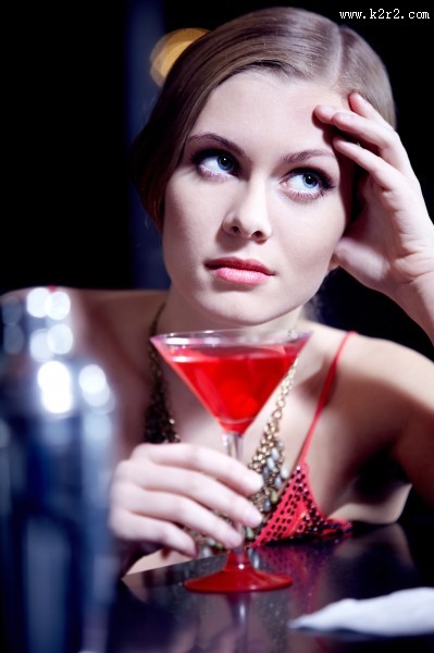 拿着酒杯的美女图片大全