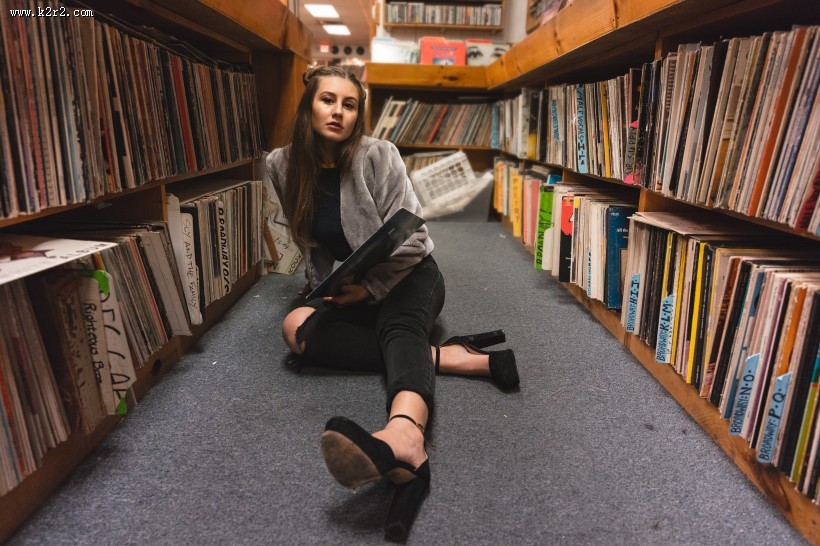 坐在地上的女孩图片大全