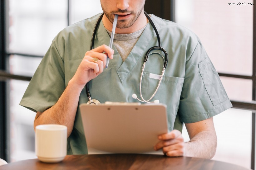 身上挂着听诊器的医生图片大全