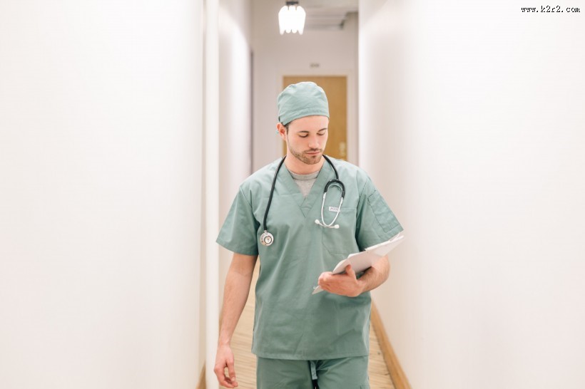 身上挂着听诊器的医生图片大全