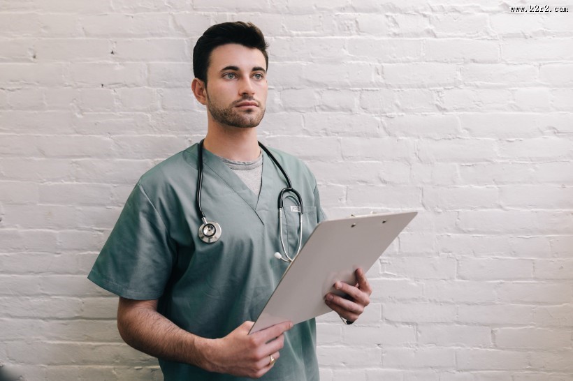 身上挂着听诊器的医生图片大全