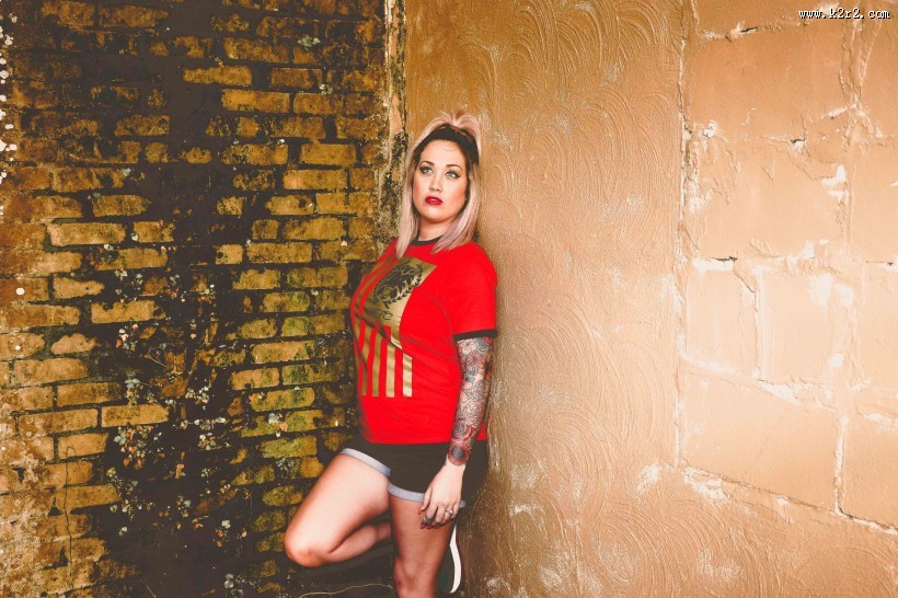 靠着墙的人图片大全