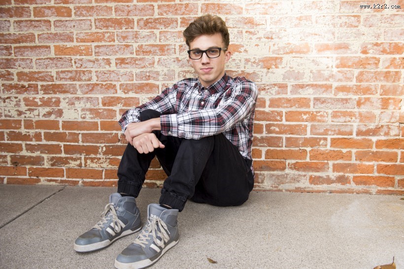 穿着格子衬衫的男孩图片