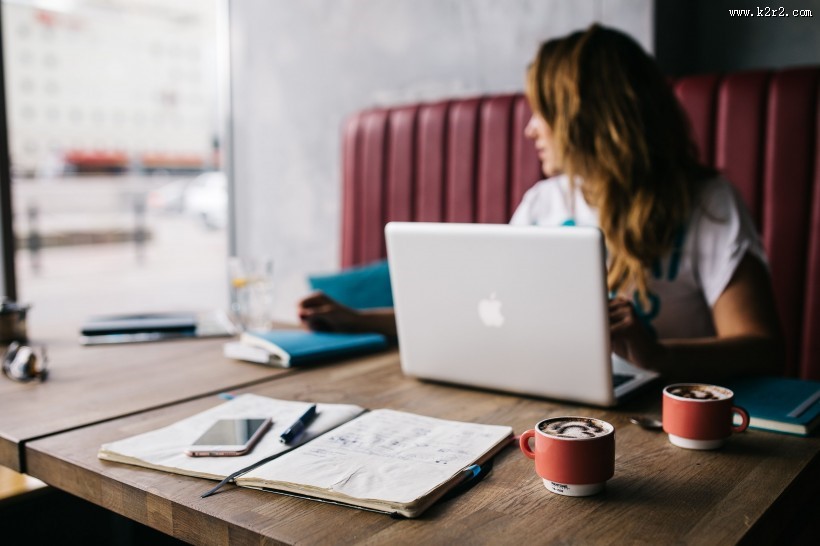 女孩在咖啡厅学习的图片