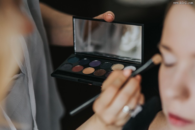 化妆的小女孩图片