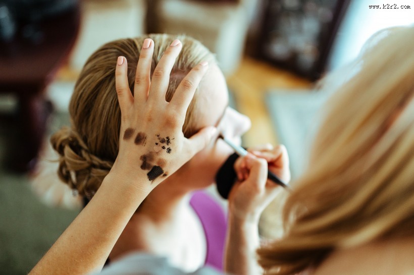 化妆的小女孩图片