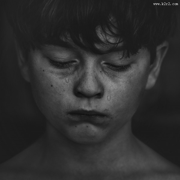 看起来悲伤的人图片大全