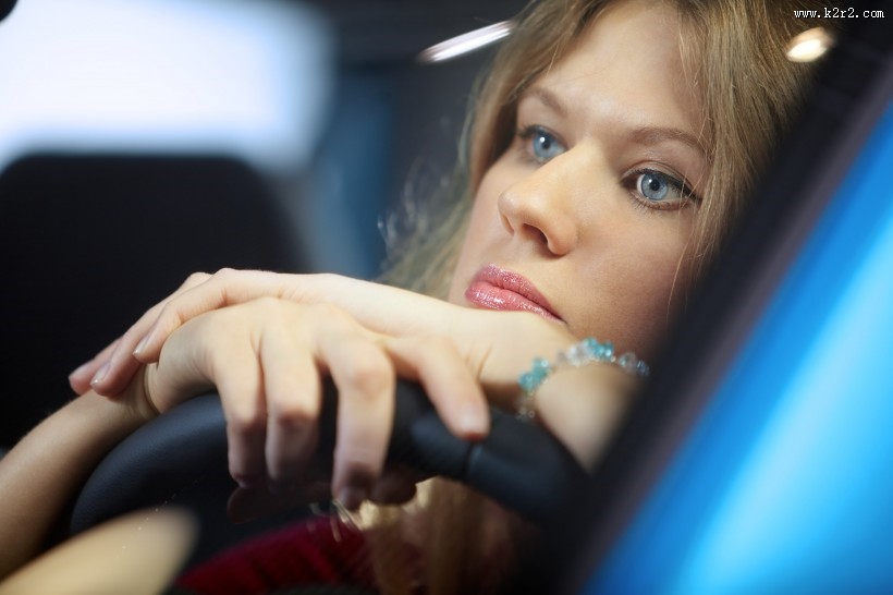 开车的美女图片