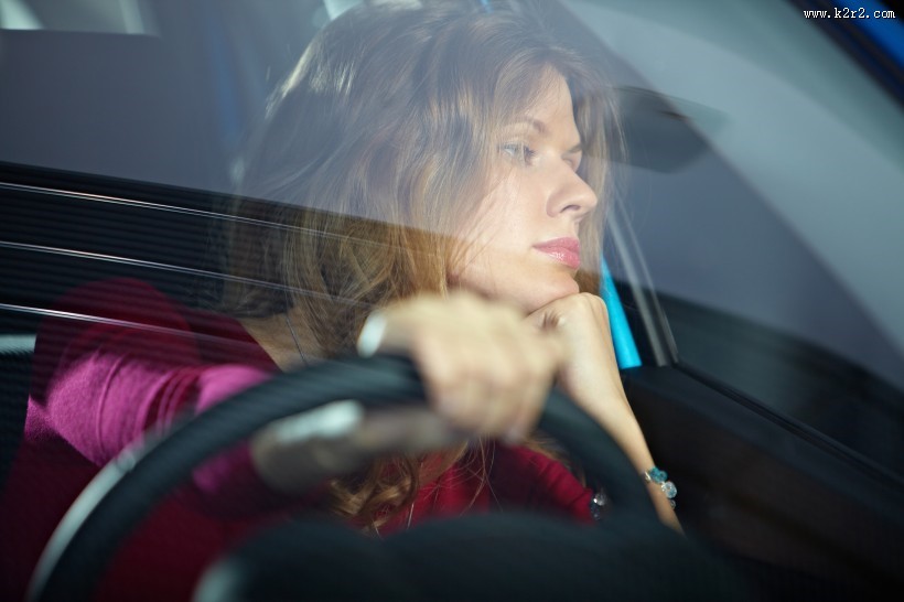 开车的美女图片