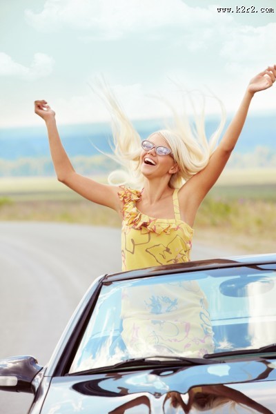 轿车上的美女图片